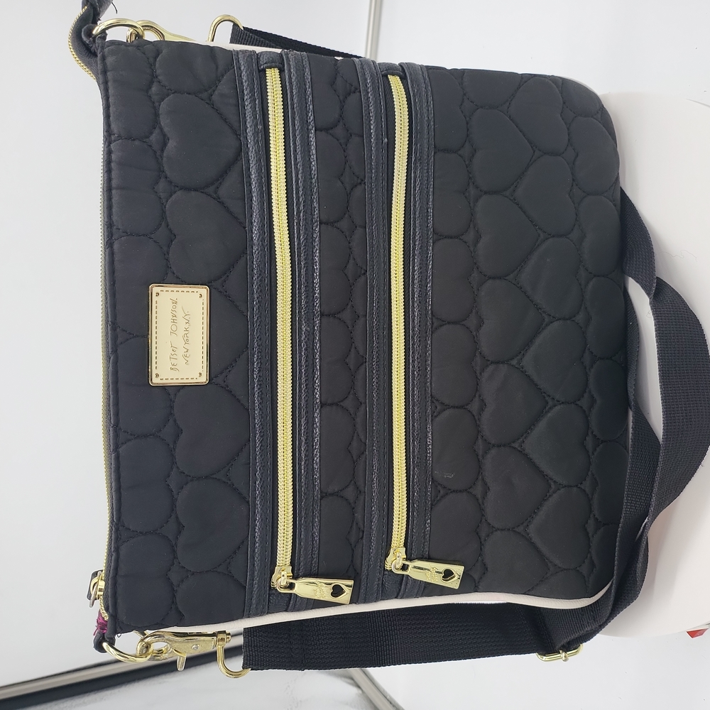 Betsey Johnson New York Black Heart Zipper Bag